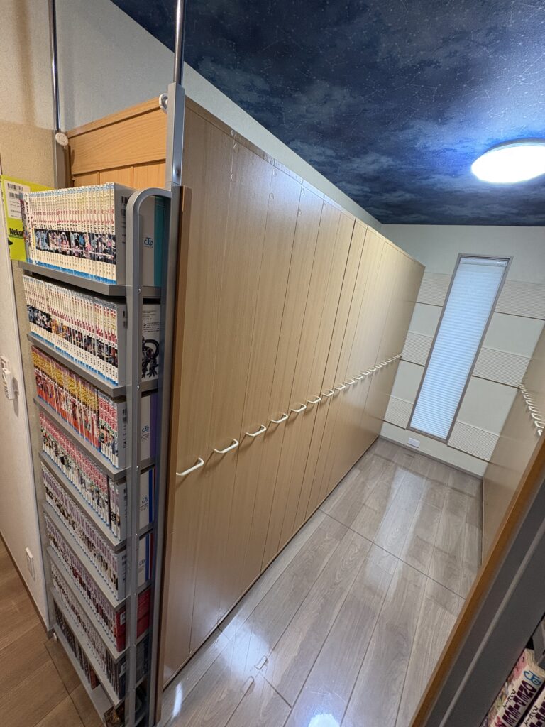 完成したおうち書庫 - パーテーション本棚と廊下との境界